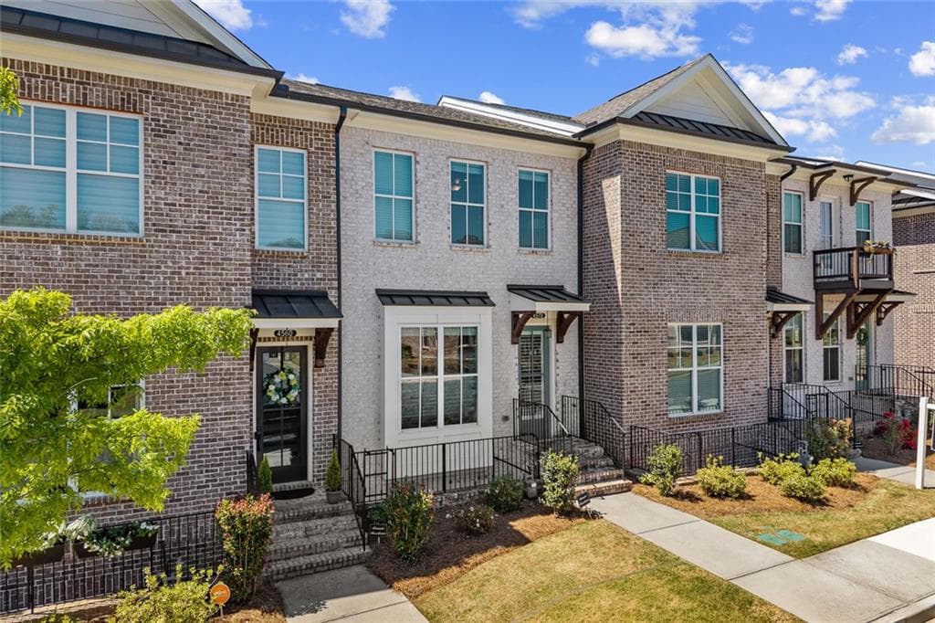 3 bedroom, 4 bathroom, 2,288 sq ft townhouse under contract at 4570 Waterside Parkway, Peachtree Corners, GA 30092 — photo 2