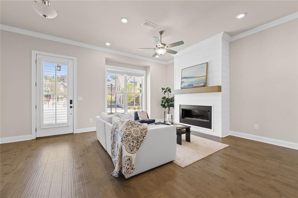3 bedroom, 4 bathroom, 2,288 sq ft townhouse under contract at 4570 Waterside Parkway, Peachtree Corners, GA 30092 — photo 3