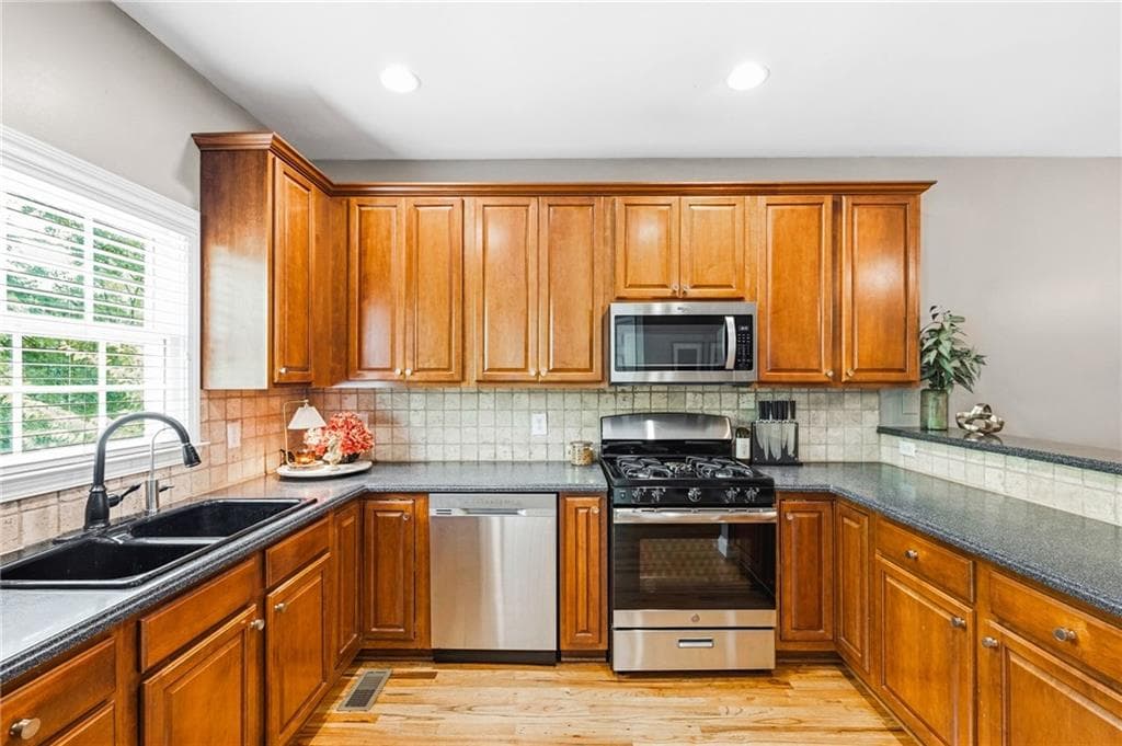 3 bedroom, 4 bathroom, 2,301 sq ft townhouse for sale at 1200 Wing Street 12, Atlanta, GA 30350 — photo 8