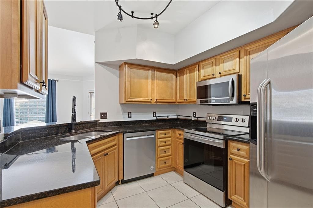 1 bedroom, 1 bathroom, 877 sq ft condominium under contract at 200 Renaissance Parkway 221, Atlanta, GA 30308 — photo 9