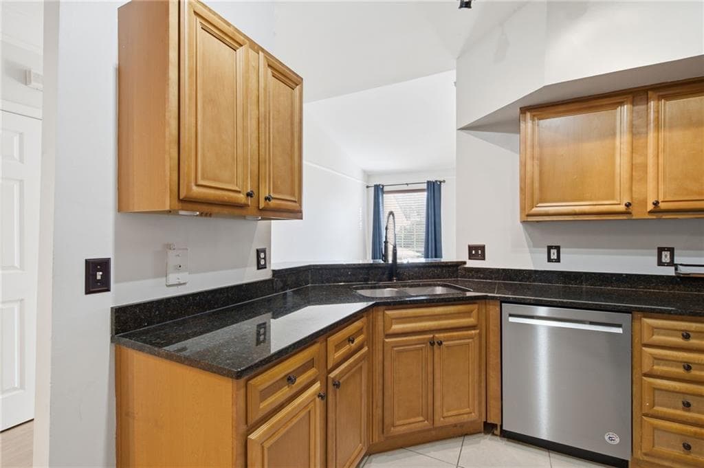 1 bedroom, 1 bathroom, 877 sq ft condominium under contract at 200 Renaissance Parkway 221, Atlanta, GA 30308 — photo 10