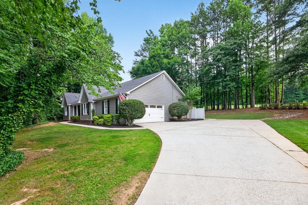 3 bedroom, 2 bathroom, 1,840 sq ft single family residence for sale at 1405 Lake Dow Road, Mcdonough, GA 30252 — photo 3