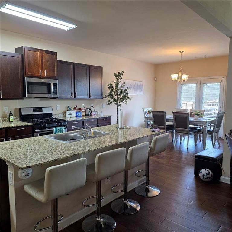 5 bedroom, 3 bathroom, 3,268 sq ft single family residence under contract at 605 Sturbridge Court, Mcdonough, GA 30253 — photo 3