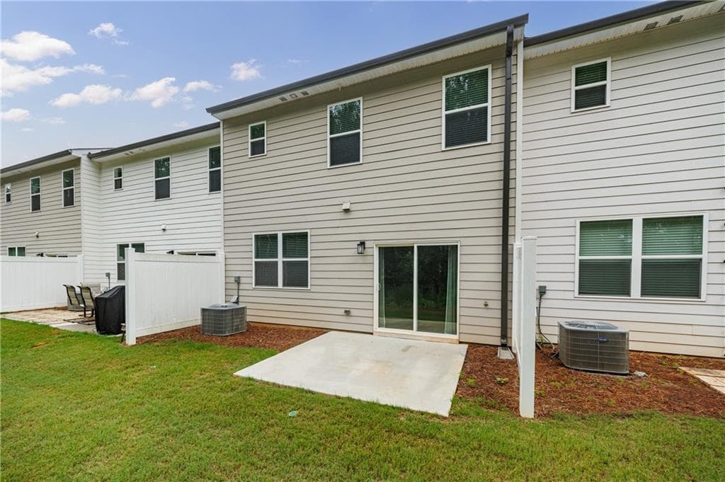 3 bedroom, 3 bathroom, 1,912 sq ft townhouse for rent at 5141 Sidney Square Drive, Flowery Branch, GA 30542 for $2,100 a month — photo 5