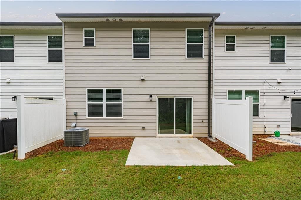 3 bedroom, 3 bathroom, 1,912 sq ft townhouse for rent at 5141 Sidney Square Drive, Flowery Branch, GA 30542 for $2,100 a month — photo 6