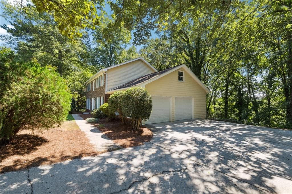 4 bedroom, 3 bathroom, 2,400 sq ft single family residence for rent at 3761 Ridge Road, Smyrna, GA 30080 for $2,900 a month — photo 2