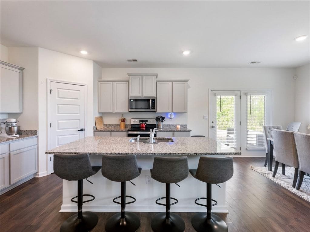 4 bedroom, 3 bathroom, 2,030 sq ft single family residence for sale at 141 Gaston Court, Hoschton, GA 30548 — photo 8