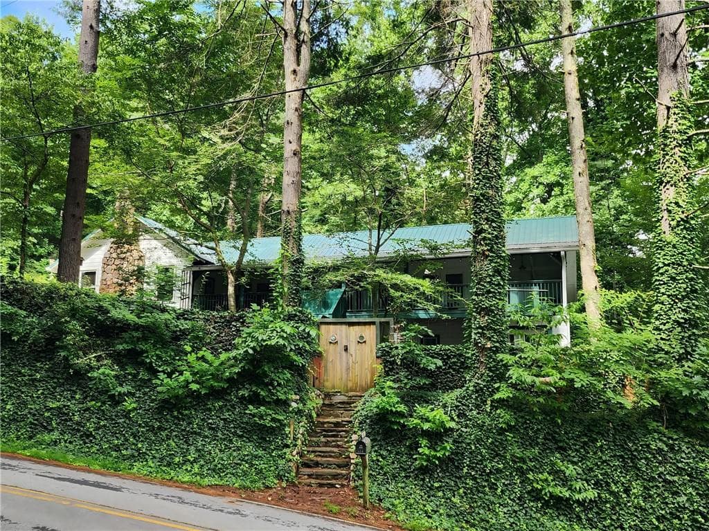 4 bedroom, 3 bathroom, 2,577 sq ft single family residence under contract at 654 Low Gap Road, Lakemont, GA 30552 — photo 2