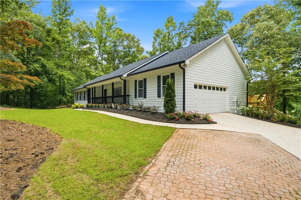 4 bedroom, 3 bathroom, 4,376 sq ft single family residence under contract at 5070 River Lake Drive, Chattahoochee Hills, GA 30213 — photo 2
