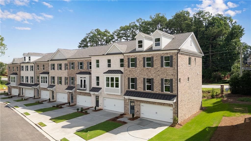 4 bedroom, 4 bathroom, 2,539 sq ft townhouse for sale at 2733 Hallwood Lane, Suwanee, GA 30024 — photo 2
