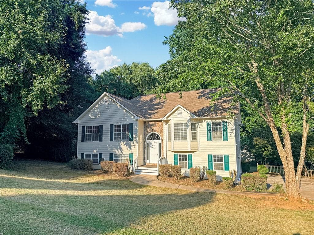 3 bedroom, 3 bathroom, 2,093 sq ft single family residence for rent at 5885 Sarah Orr Lane, Cumming, GA 30040 for $2,700 a month — photo 1 of 26