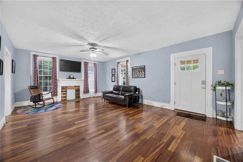3 bedroom, 2 bathroom, 1,700 sq ft single family residence for sale at 171 NE Broad Street, Fairburn, GA 30213 — photo 3