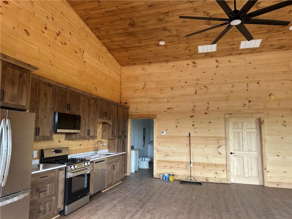 1 bedroom, 2 bathroom, 1,000 sq ft single family residence under contract at 1927 Leeches Road, Ellijay, GA 30540 — photo 5