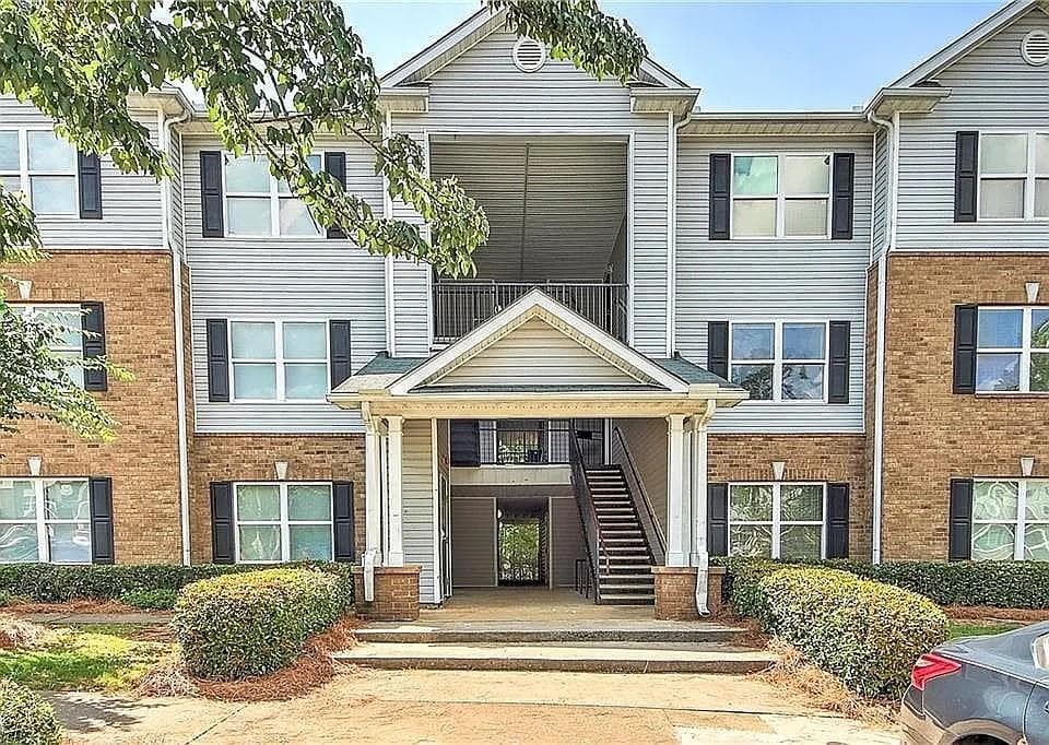3 bedroom, 2 bathroom, 1,292 sq ft condominium for sale at 6202 Fairington Ridge Circle, Lithonia, GA 30038 — photo 1 of 15
