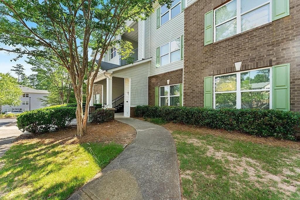 3 bedroom, 2 bathroom, 1,292 sq ft condominium for sale at 6202 Fairington Ridge Circle, Lithonia, GA 30038 — photo 2
