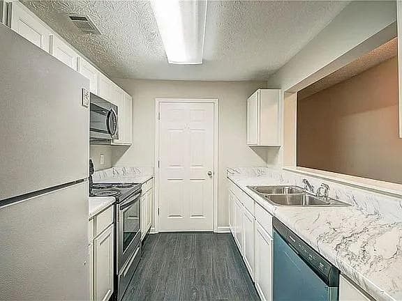 3 bedroom, 2 bathroom, 1,292 sq ft condominium for sale at 6202 Fairington Ridge Circle, Lithonia, GA 30038 — photo 5
