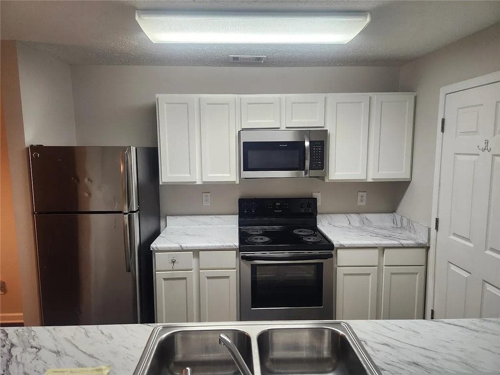 3 bedroom, 2 bathroom, 1,292 sq ft condominium for sale at 6202 Fairington Ridge Circle, Lithonia, GA 30038 — photo 7