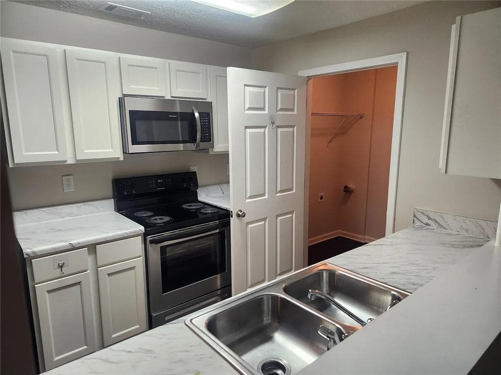 3 bedroom, 2 bathroom, 1,292 sq ft condominium for sale at 6202 Fairington Ridge Circle, Lithonia, GA 30038 — photo 8