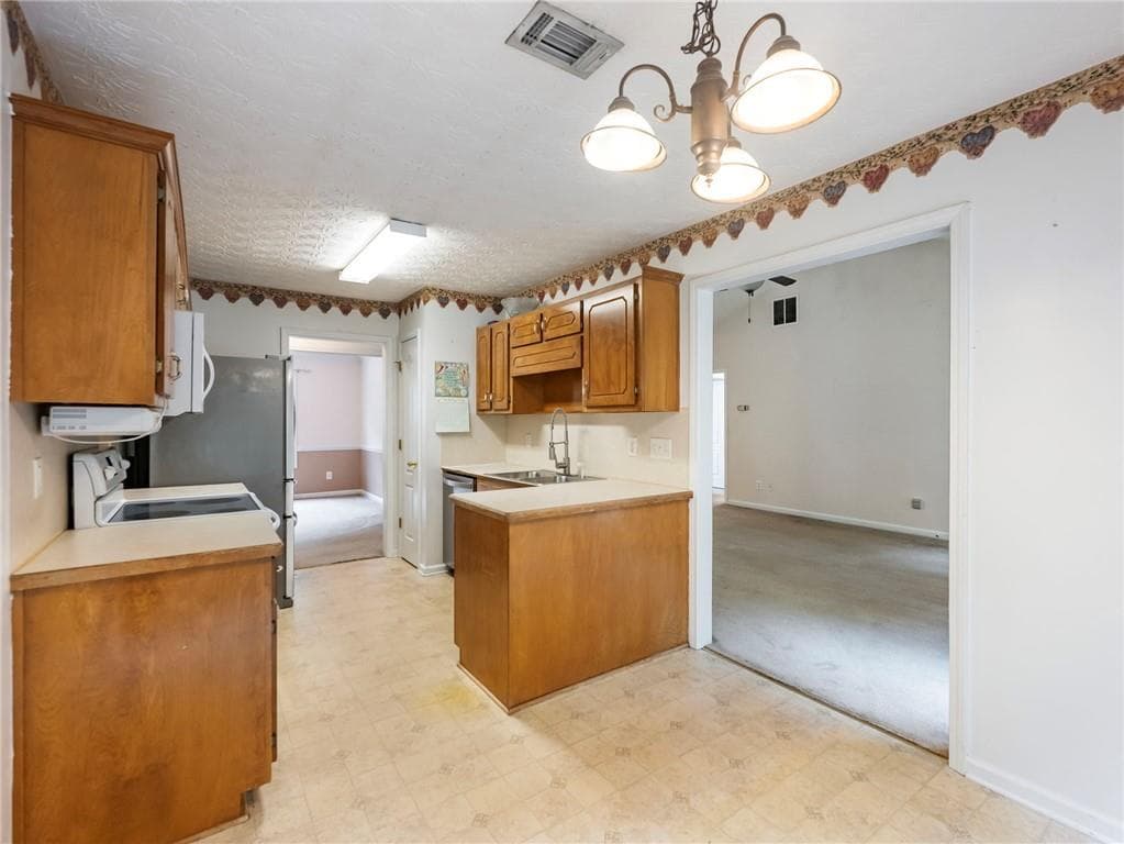 3 bedroom, 3 bathroom, 2,274 sq ft single family residence under contract at 212 Cobblestone Lane, Mcdonough, GA 30252 — photo 8