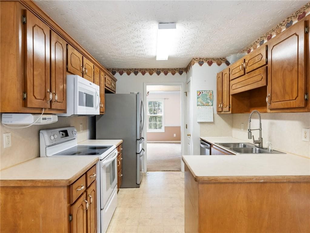 3 bedroom, 3 bathroom, 2,274 sq ft single family residence under contract at 212 Cobblestone Lane, Mcdonough, GA 30252 — photo 9