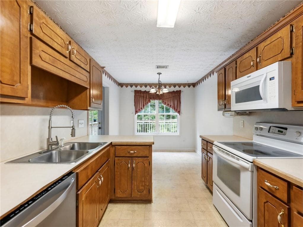 3 bedroom, 3 bathroom, 2,274 sq ft single family residence under contract at 212 Cobblestone Lane, Mcdonough, GA 30252 — photo 10