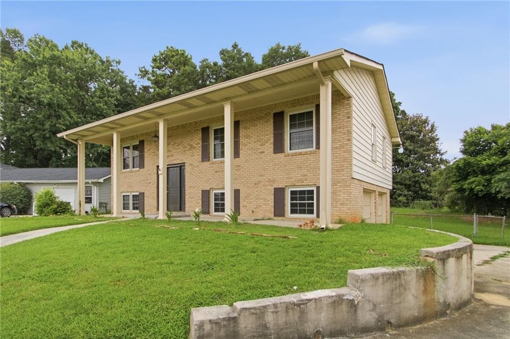 3 bedroom, 2 bathroom, 1,719 sq ft single family residence under contract at 2442 Wakefield Cove, Morrow, GA 30260 — photo 2