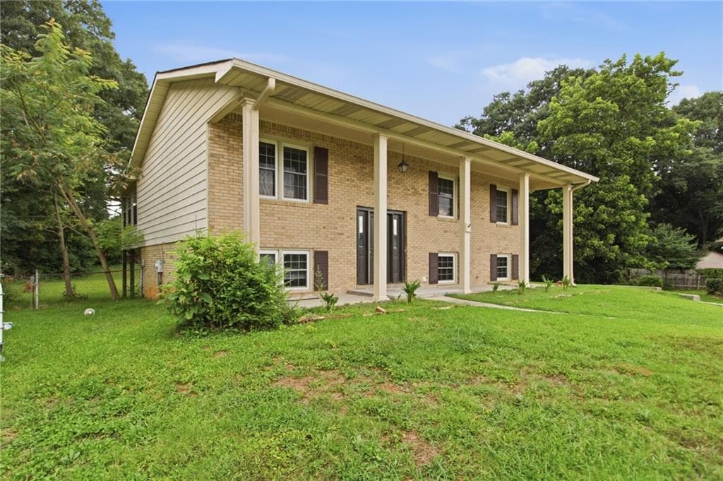 3 bedroom, 2 bathroom, 1,719 sq ft single family residence under contract at 2442 Wakefield Cove, Morrow, GA 30260 — photo 3