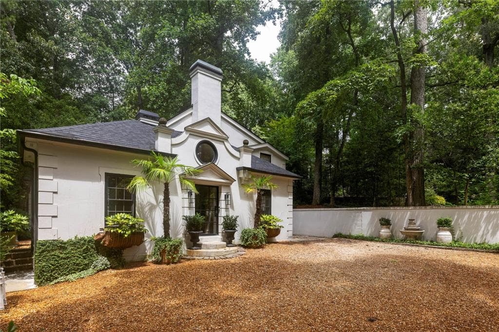4 bedroom, 4 bathroom, 2,010 sq ft single family residence for sale at 2760 Northside Drive, Atlanta, GA 30305 — photo 2