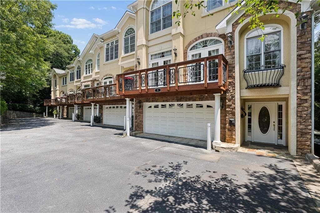 2 bedroom, 3 bathroom, 1,520 sq ft townhouse for sale at 331 Carpenter Drive 5, Sandy Springs, GA 30328 — photo 2