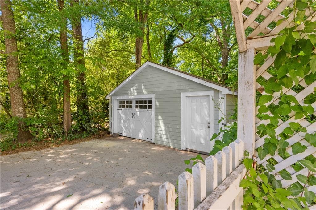 5 bedroom, 5 bathroom, 5,138 sq ft single family residence for sale at 403 S Main Street, Greensboro, GA 30642 — photo 7