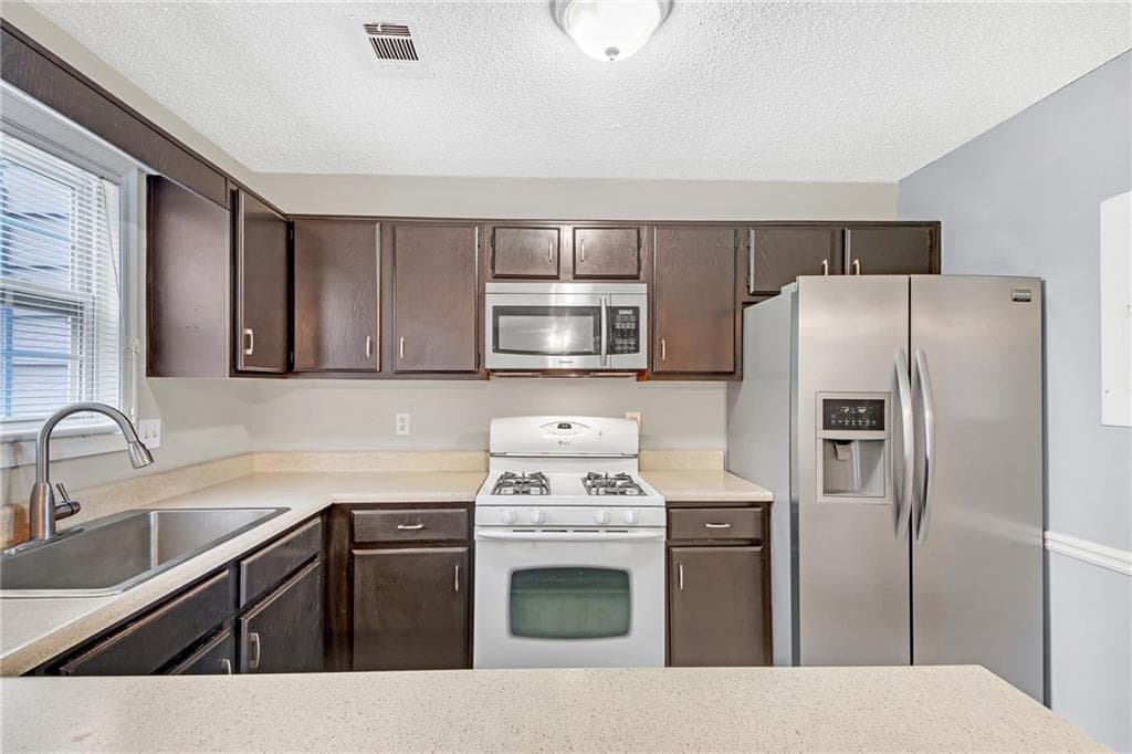 2 bedroom, 3 bathroom, 1,320 sq ft townhouse for rent at 4000 Sand Wedge Circle, Kennesaw, GA 30144 for $1,695 a month — photo 2