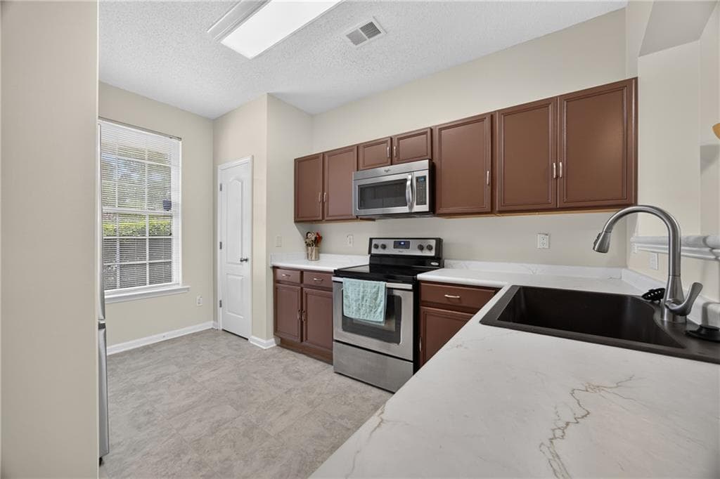 2 bedroom, 3 bathroom, 1,370 sq ft townhouse for sale at 1406 Bayrose Circle, East Point, GA 30344 — photo 5