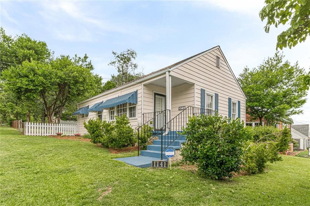 2 bedroom, 1 bathroom, 984 sq ft single family residence for sale at 1141 Jefferson Avenue, East Point, GA 30344 — photo 1 of 39