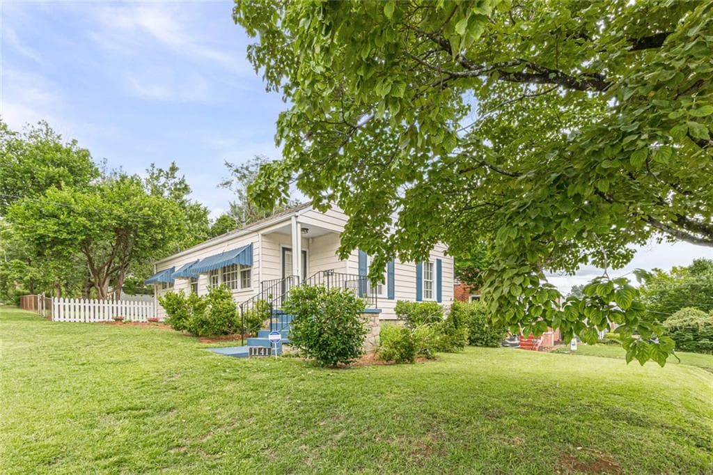2 bedroom, 1 bathroom, 984 sq ft single family residence for sale at 1141 Jefferson Avenue, East Point, GA 30344 — photo 2