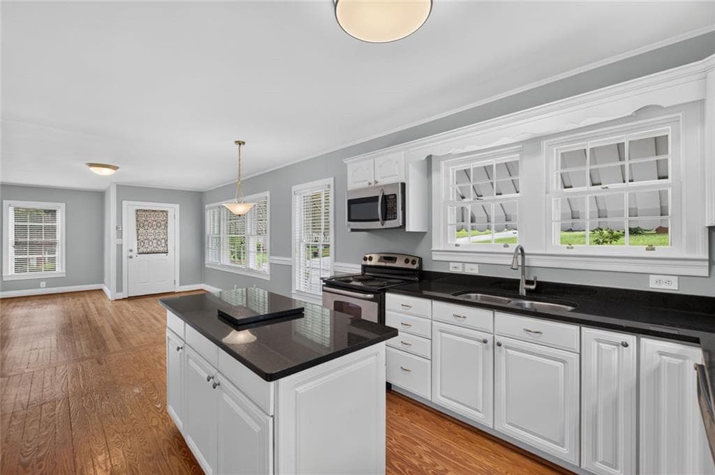 2 bedroom, 1 bathroom, 984 sq ft single family residence for sale at 1141 Jefferson Avenue, East Point, GA 30344