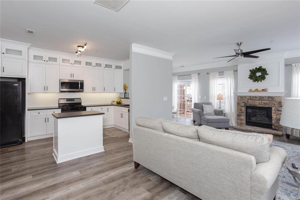 3 bedroom, 3 bathroom, 2,347 sq ft townhouse under contract at 414 Lantern Lane, Woodstock, GA 30188 — photo 5