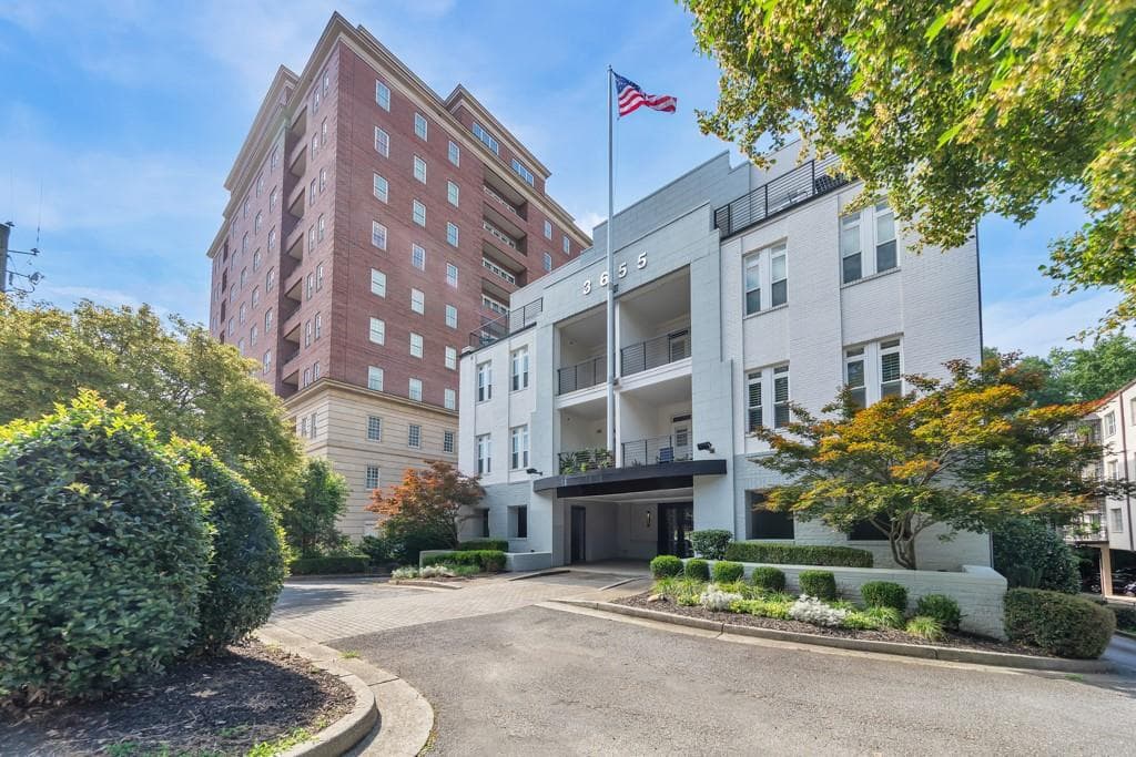 2 bedroom, 2 bathroom, 1,449 sq ft condominium for sale at 3655 Peachtree Road 101, Atlanta, GA 30319 — photo 2