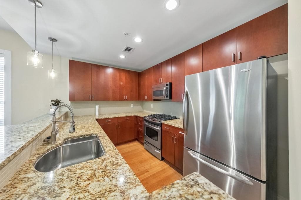 2 bedroom, 2 bathroom, 1,449 sq ft condominium for sale at 3655 Peachtree Road 101, Atlanta, GA 30319 — photo 8