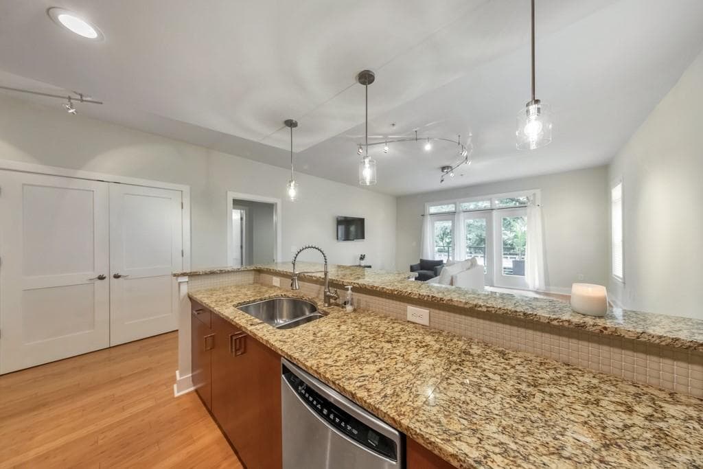 2 bedroom, 2 bathroom, 1,449 sq ft condominium for sale at 3655 Peachtree Road 101, Atlanta, GA 30319 — photo 10