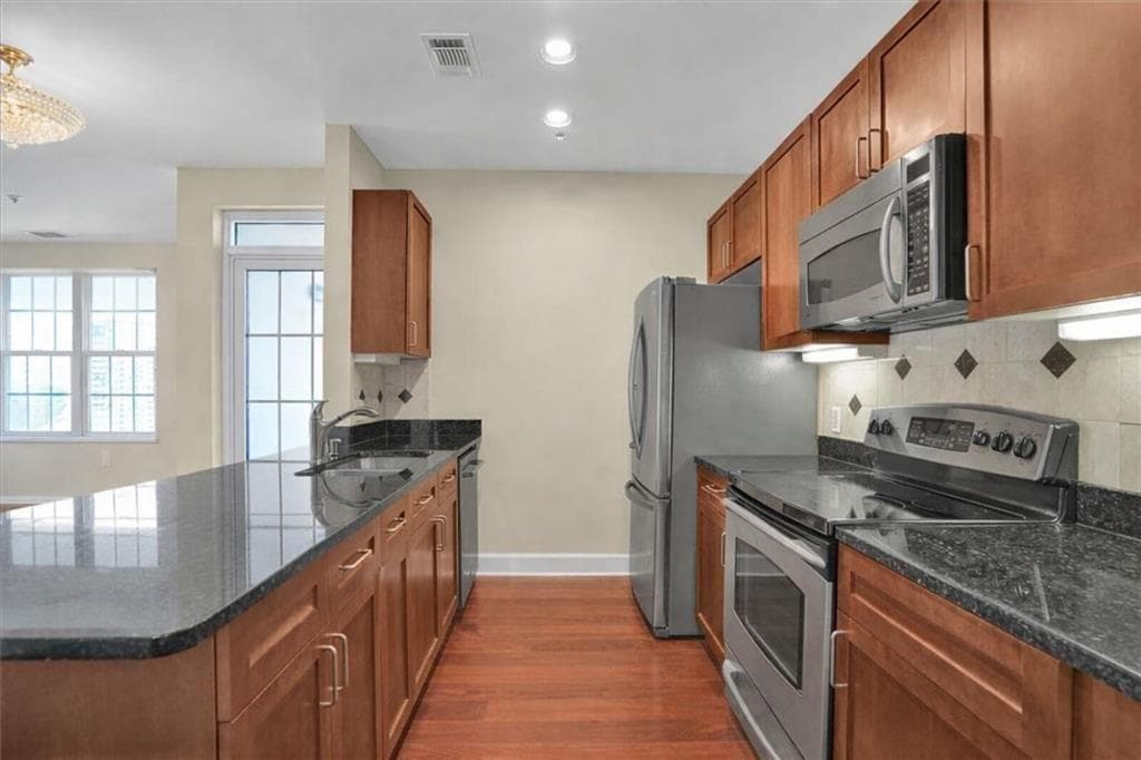 2 bedroom, 2 bathroom, 1,344 sq ft condominium for sale at 325 E Paces Ferry Road 1411, Atlanta, GA 30305 — photo 6