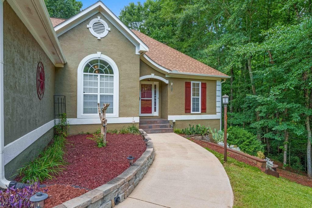 4 bedroom, 3 bathroom, 2,366 sq ft single family residence under contract at 340 Flowers Drive, Covington, GA 30016 — photo 4