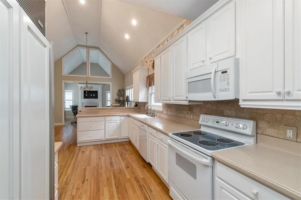3 bedroom, 2 bathroom, 2,431 sq ft single family residence for sale at 1910 Woodberry Run Drive, Snellville, GA 30078 — photo 10