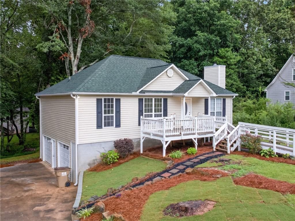 3 bedroom, 2 bathroom, 1,222 sq ft single family residence for sale at 7015 Bannister Park Lane, Cumming, GA 30028 — photo 3