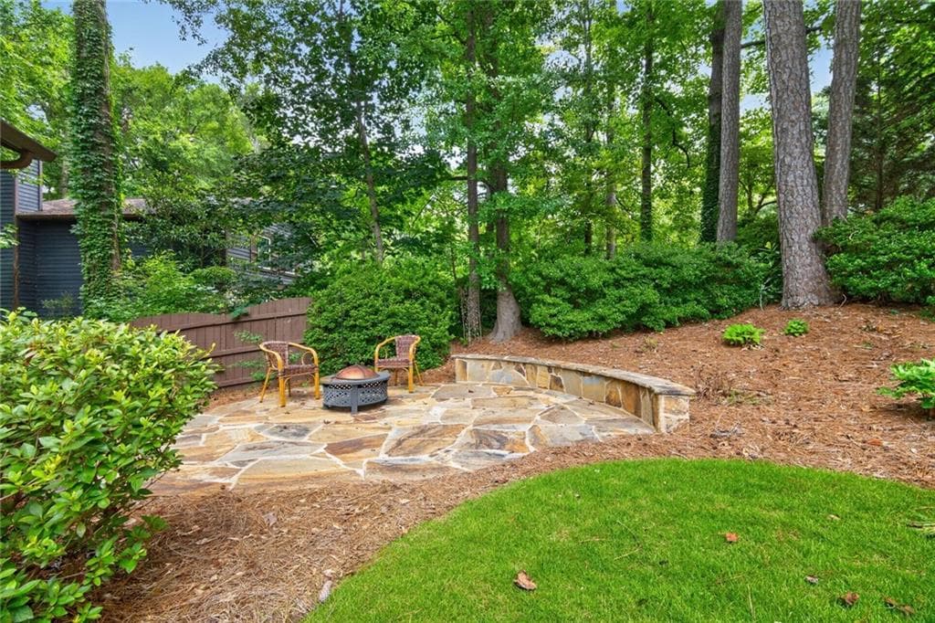 4 bedroom, 2 bathroom, 1,922 sq ft single family residence for sale at 9640 Pine Thicket Way, Roswell, GA 30075 — photo 2
