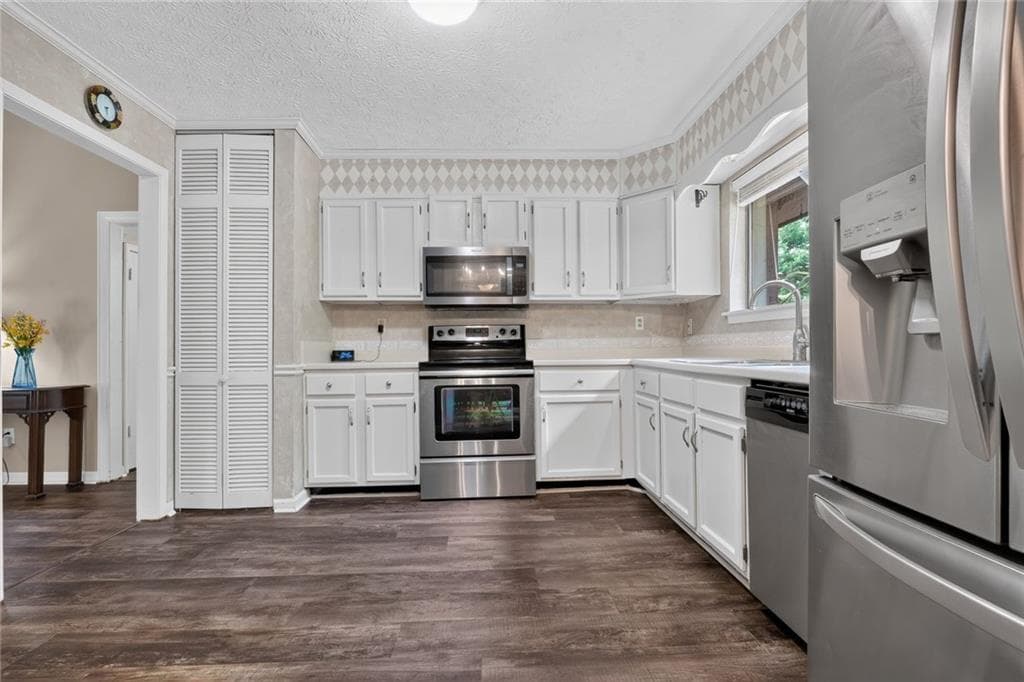 4 bedroom, 2 bathroom, 1,922 sq ft single family residence for sale at 9640 Pine Thicket Way, Roswell, GA 30075 — photo 7