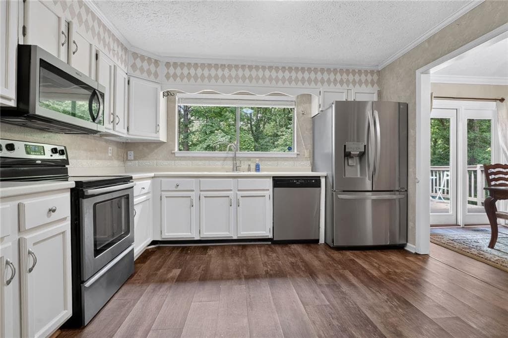 4 bedroom, 2 bathroom, 1,922 sq ft single family residence for sale at 9640 Pine Thicket Way, Roswell, GA 30075 — photo 8