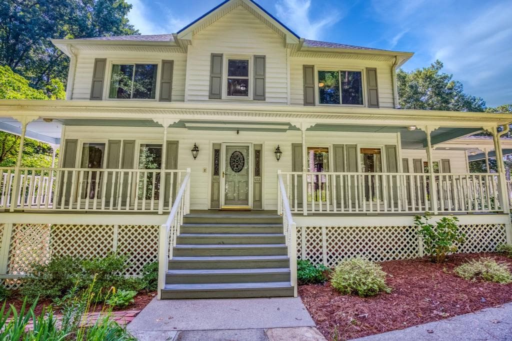 5 bedroom, 4 bathroom, 3,476 sq ft single family residence for sale at 3970 Governors Circle, Loganville, GA 30052 — photo 2