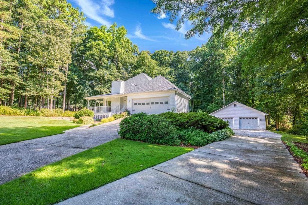 5 bedroom, 4 bathroom, 3,476 sq ft single family residence for sale at 3970 Governors Circle, Loganville, GA 30052 — photo 3