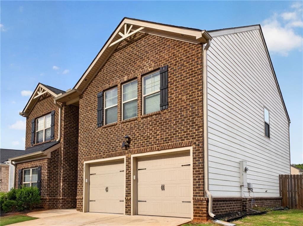 5 bedroom, 3 bathroom, 2,514 sq ft single family residence under contract at 135 Twin Lakes Drive, Covington, GA 30016 — photo 3