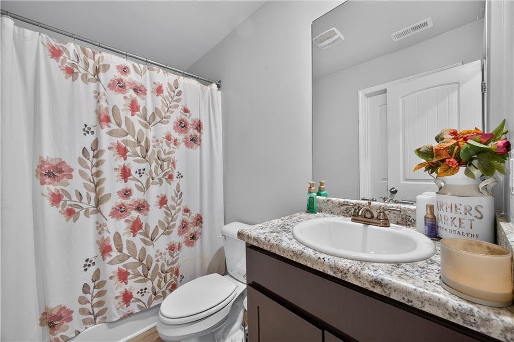 5 bedroom, 3 bathroom, 2,514 sq ft single family residence under contract at 135 Twin Lakes Drive, Covington, GA 30016 — photo 5